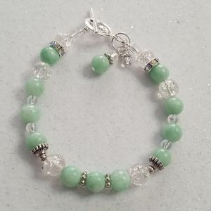 Mint quartz & crackle clear glass beaded bracelet